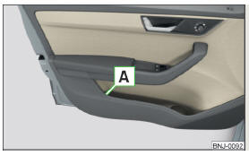 Fig. 178 Compartimento de arrumação do colete refletor na porta dianteira